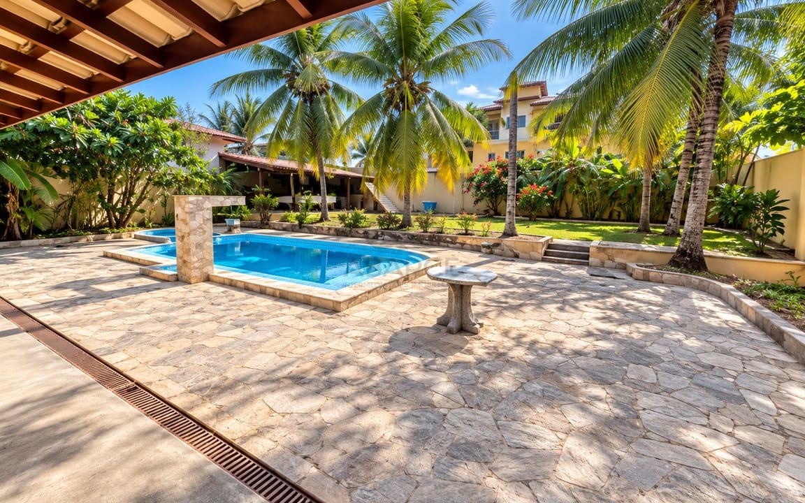 PÃ¡tio Tropical com Piscina e Palmeiras.jpg