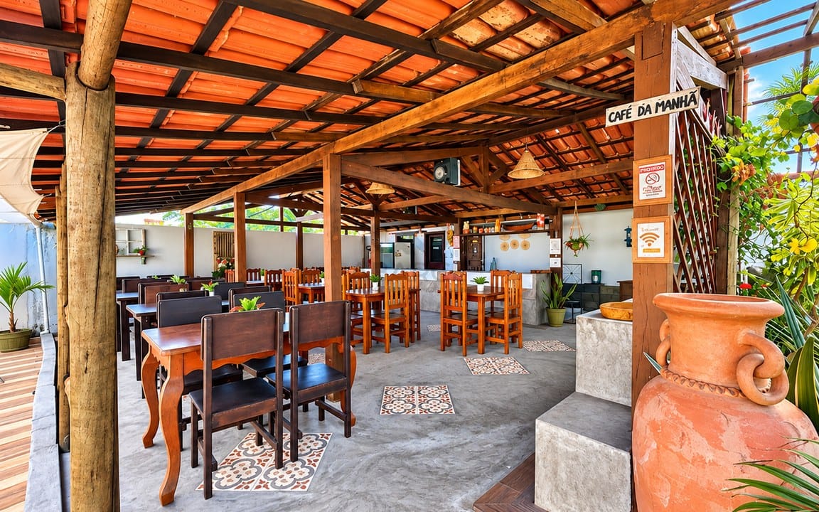 CafÃ© Tropical Sob a PÃ©rgola de Madeira.jpg