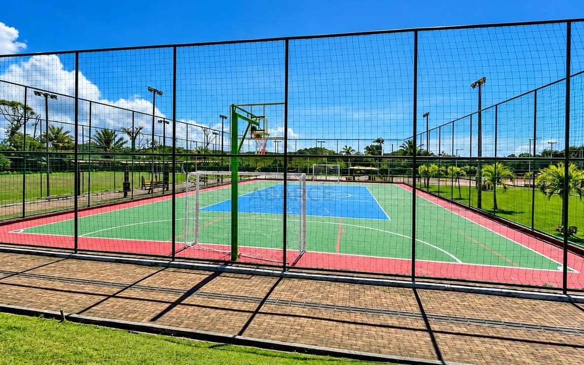 Complexo desportivo ao ar livre ensolarado.jpg