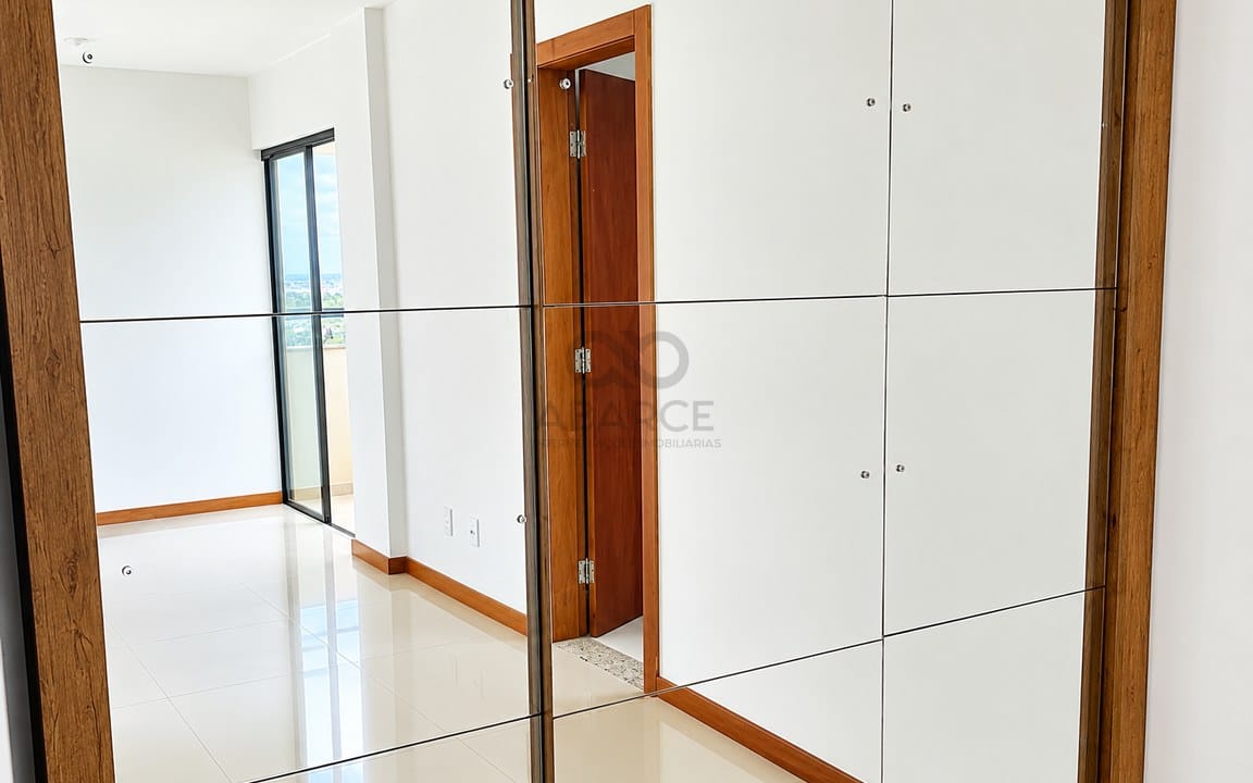 Corredor Minimalista em Espelho e Madeira.jpg