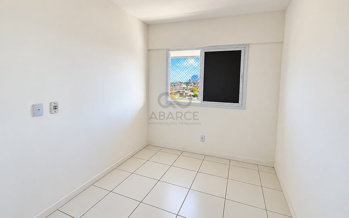 Quarto Minimalista com Vista Urbana.jpg