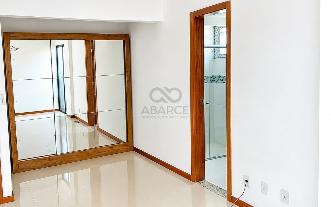 Interior Moderno com Espelho e Casa de Banho.jpg