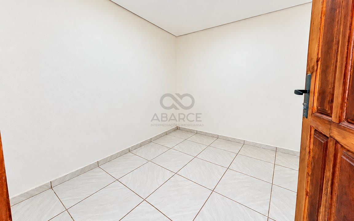 Interior Minimalista com Porta de Madeira.jpg