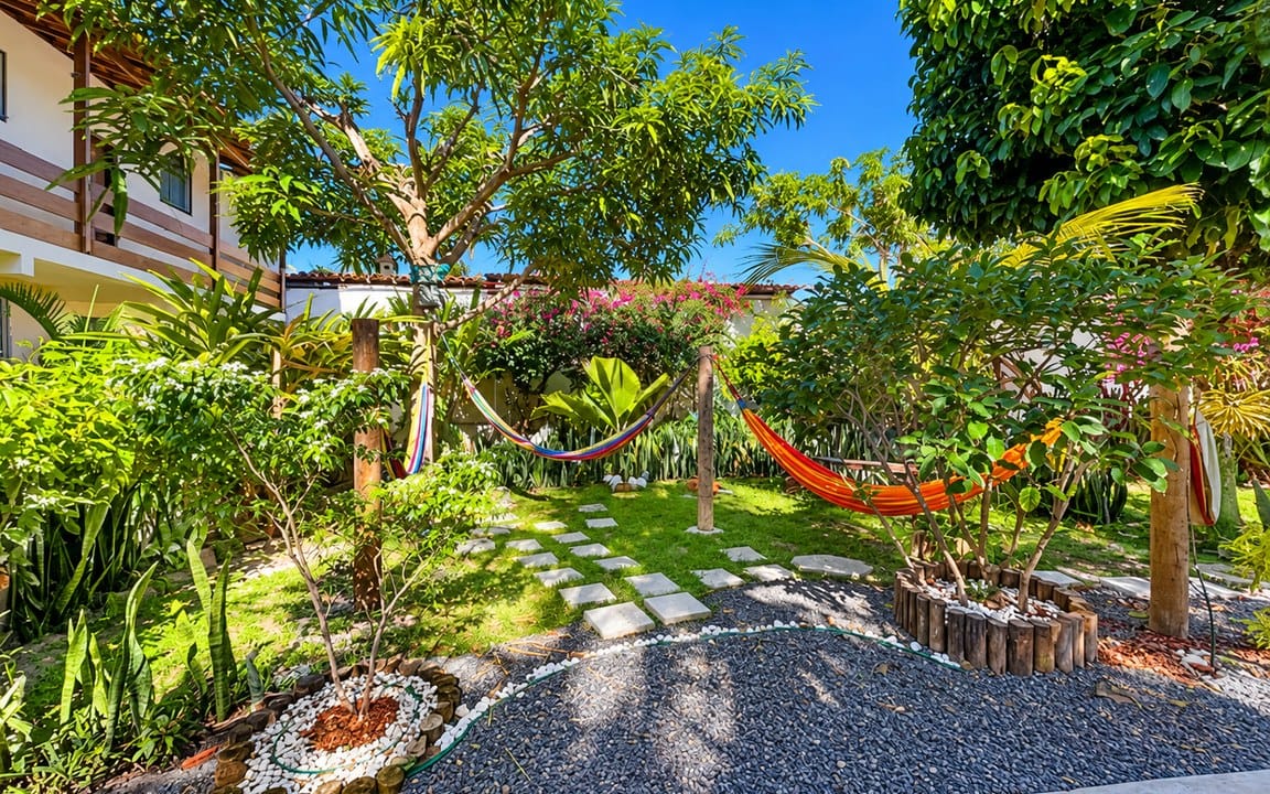 Jardim tropical com redes coloridas.jpg