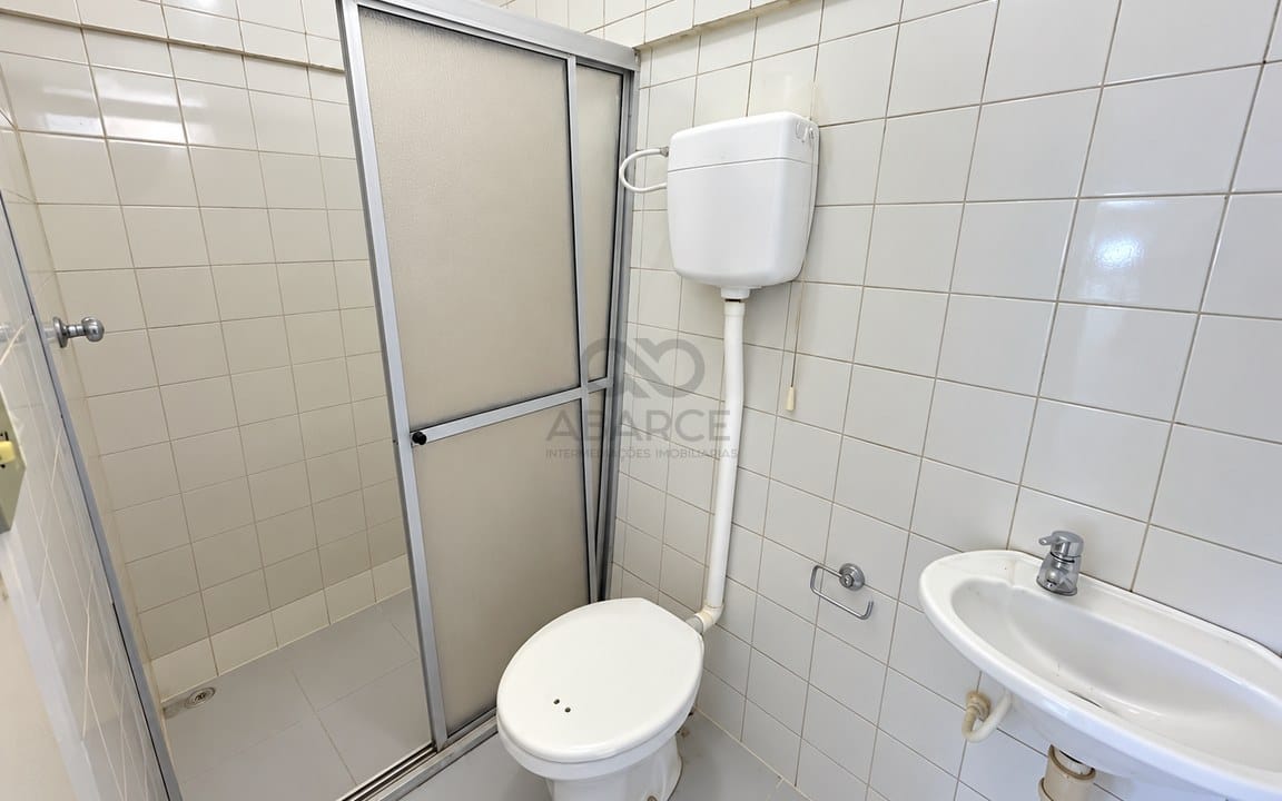 Banheiro Compacto Claro e Funcional.jpg