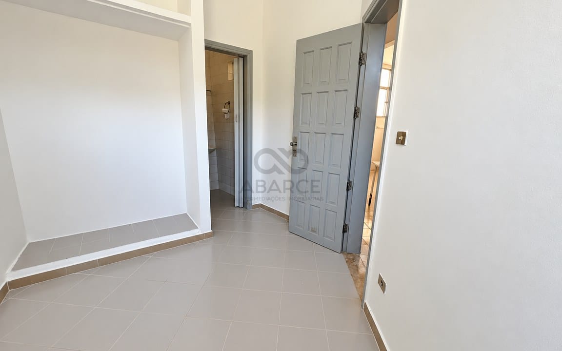Interior Minimalista com Portas e Nicho.jpg