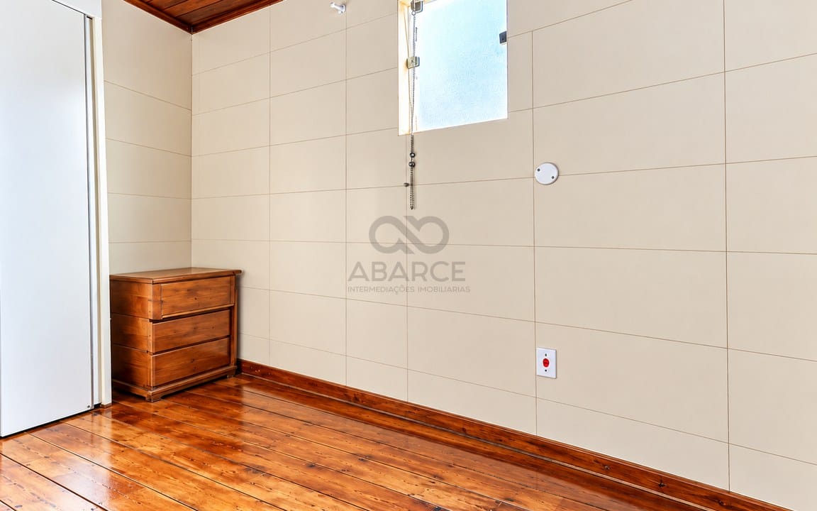 Quarto Minimalista com Madeira e Luz Natural.jpg