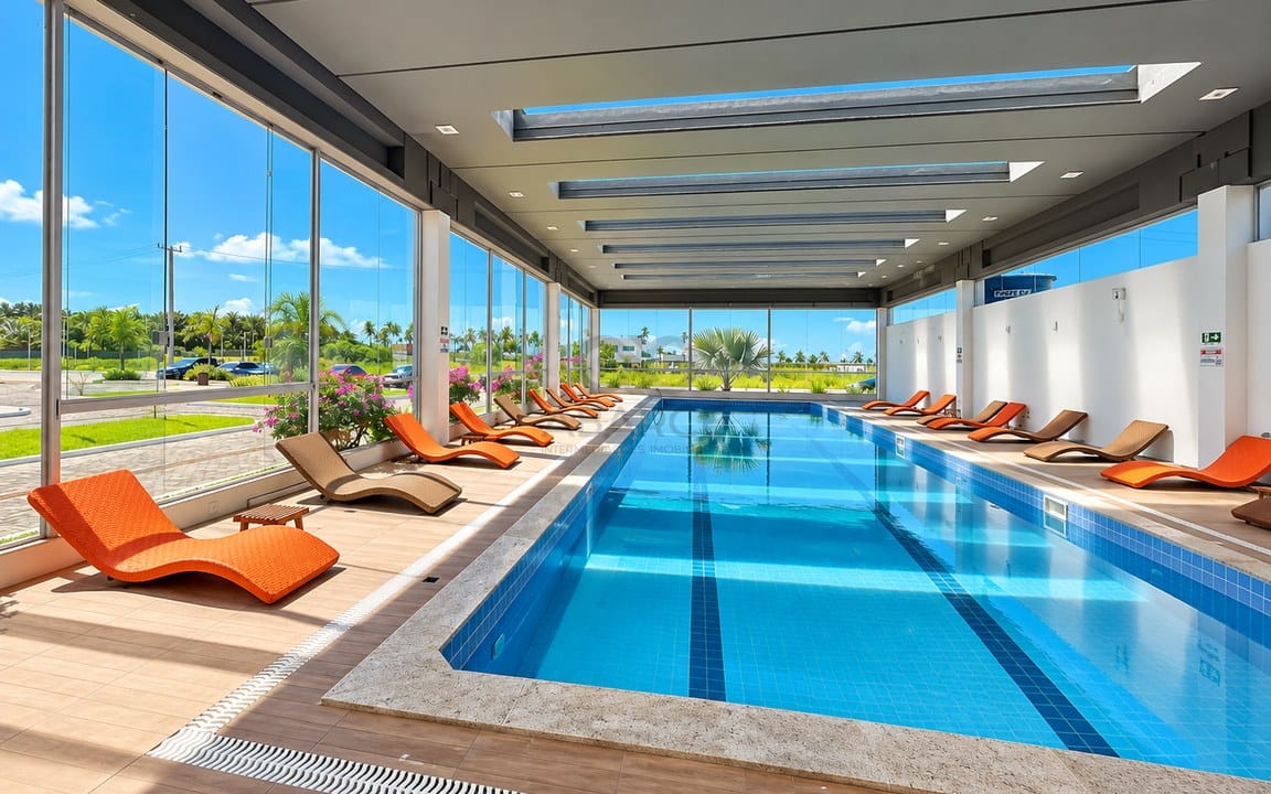 Piscina Interior Moderna com Vista Tropical.jpg