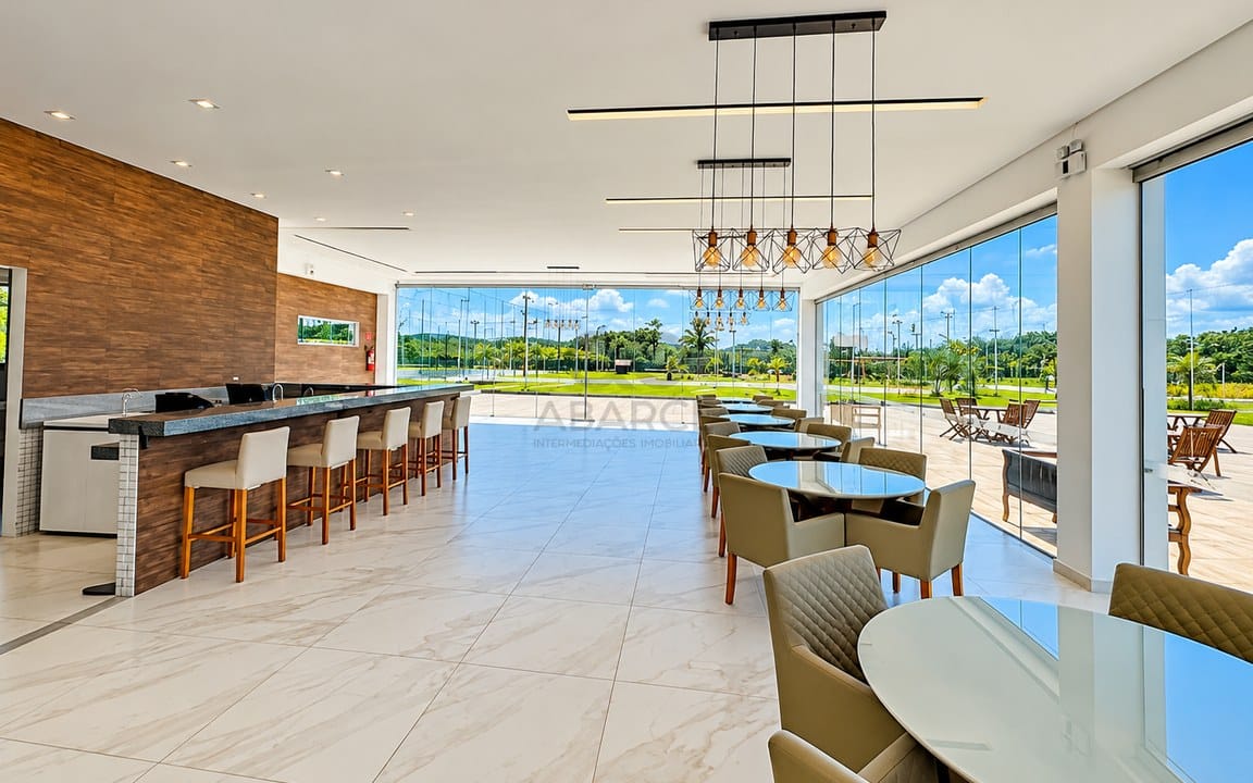 Lounge contemporÃ¢neo com vista para o exterior.jpg