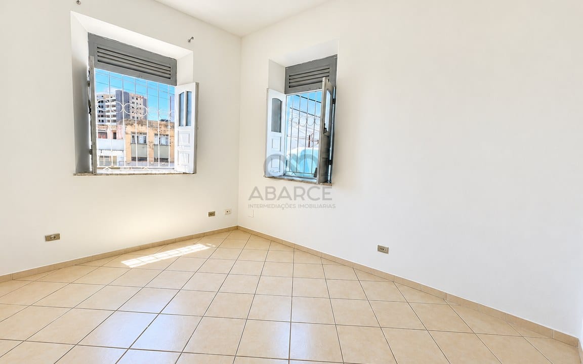 Sala Clara com Janelas Gradeadas.jpg
