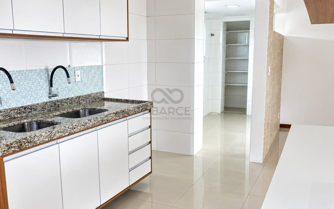 Cozinha moderna com despensa luminosa.jpg