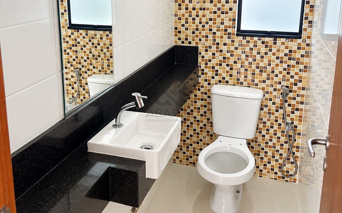 Casa de banho moderna com mosaicos e bancada preta.jpg