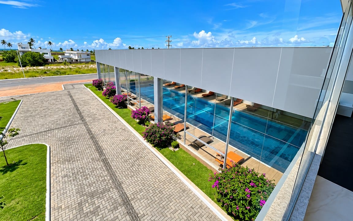 Complexo Moderno com Piscina EnvidraÃ§ada.jpg