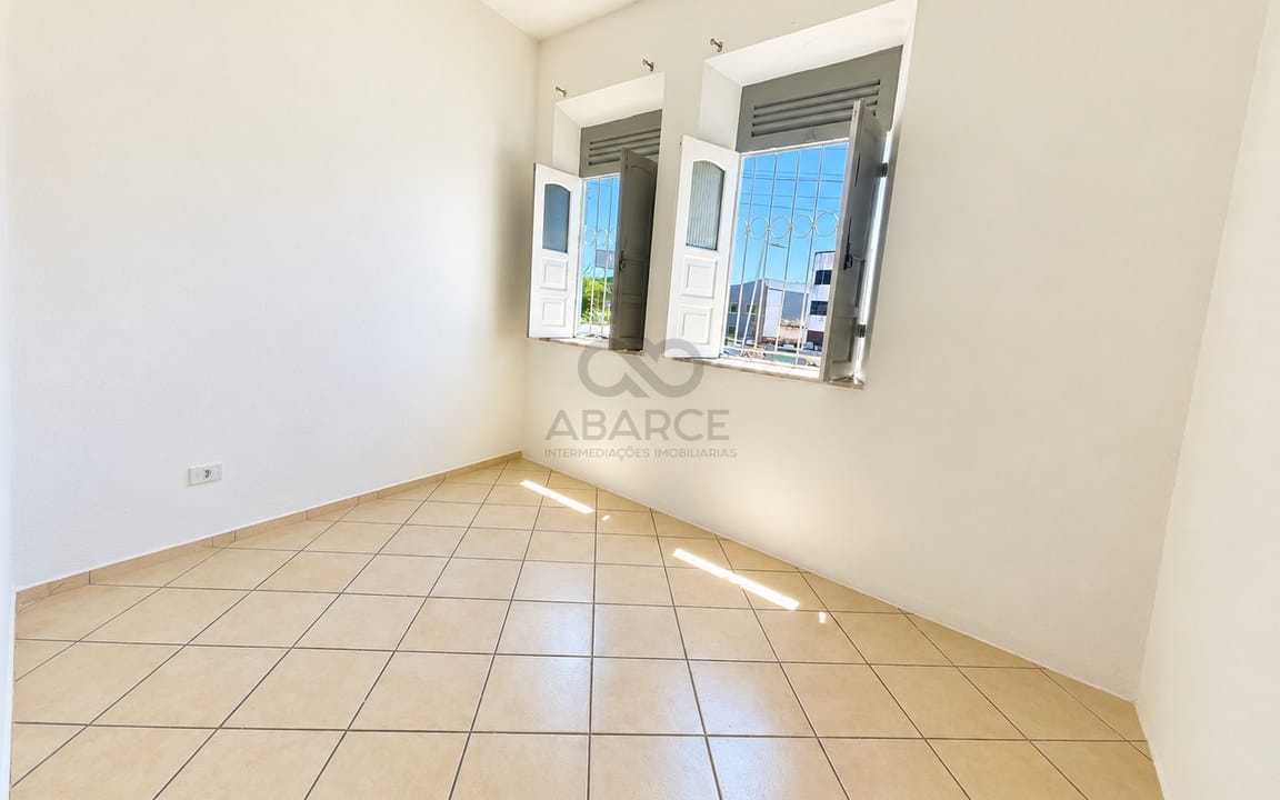 Quarto Claro com Janelas Abertas.jpg