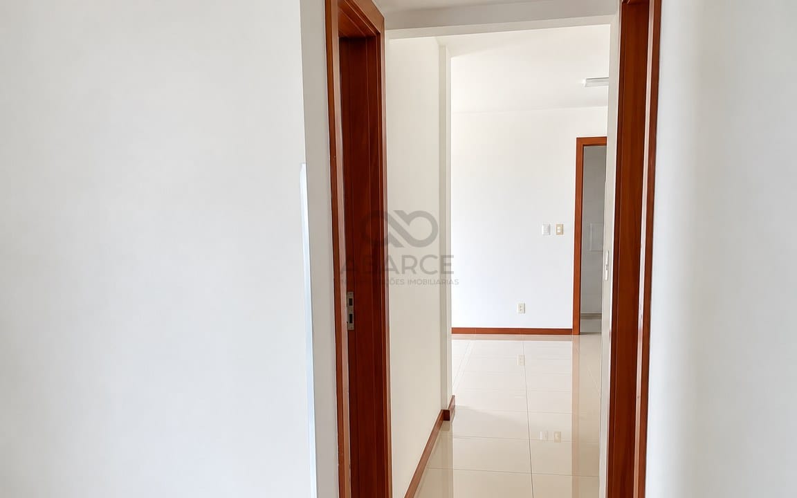 Corredor Moderno com Reflexos no Pavimento.jpg