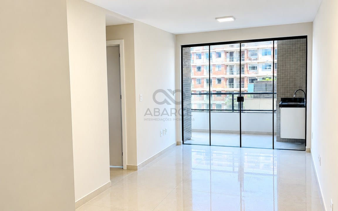 Interior minimalista com varanda luminosa.jpg