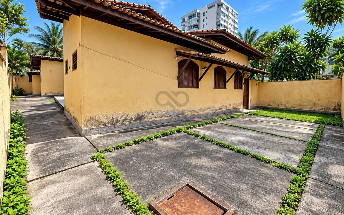 PÃ¡tio Renovado com Casa Tradicional e Palmeiras.jpg