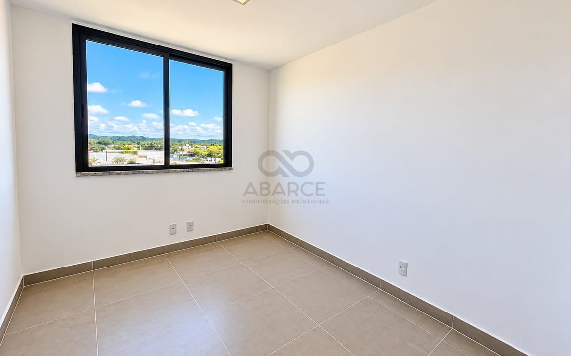 Quarto moderno vazio com vista urbana.jpg