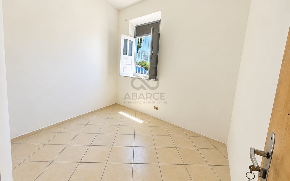 Quarto Vazio Banhado de Luz.jpg