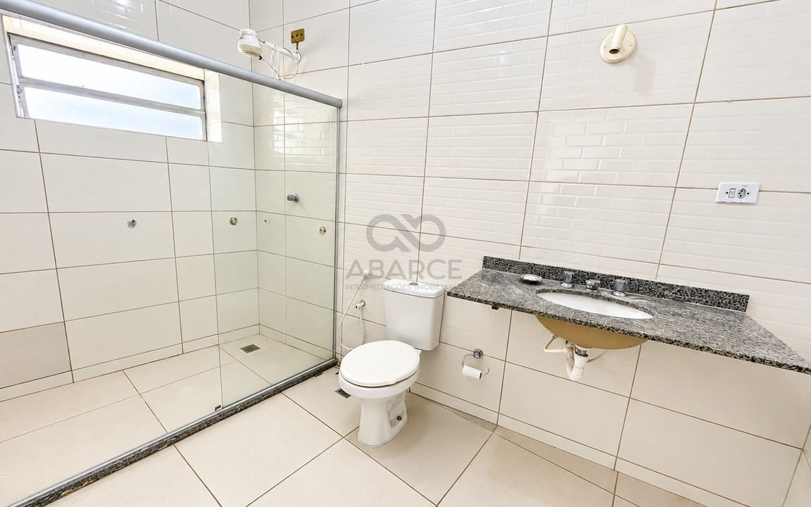 Banheiro moderno claro com box de vidro.jpg