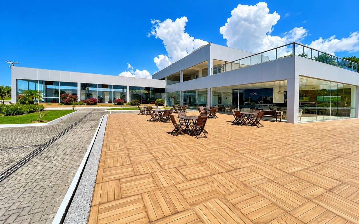 Clube moderno com terraÃ§o ajardinado.jpg